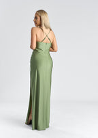 Rochie satinată cu drapaj și crăpătură laterală, model SIA SYLARA, culoare verde, văzută din spate.