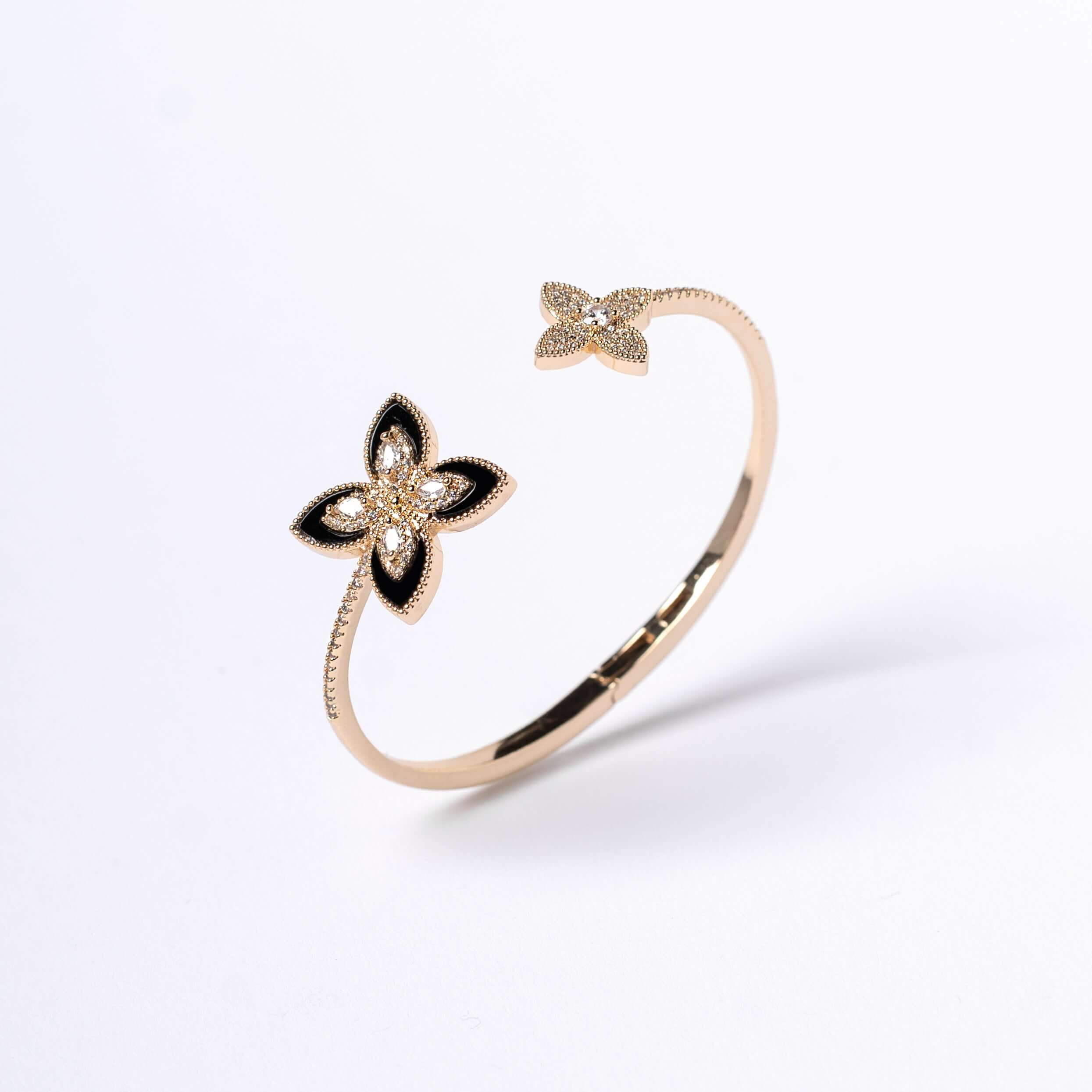 Brățară elegantă Floral Embrace cu motive florale și microcristale, design negru lucios, rafinament modern și sofisticat pentru toate ținutele.