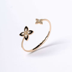 Brățară elegantă Floral Embrace cu motive florale și microcristale, design negru lucios, rafinament modern și sofisticat pentru toate ținutele.