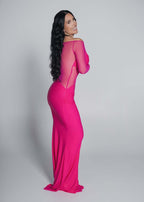 Rochie lungă fucsia mulată din lycra, cu spate transparent, pusă în evidență pe model, ținută elegantă de seară
