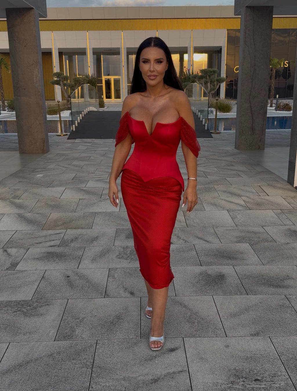 Domina – Rochie midi cu corset din tafta și plasă cu cristale