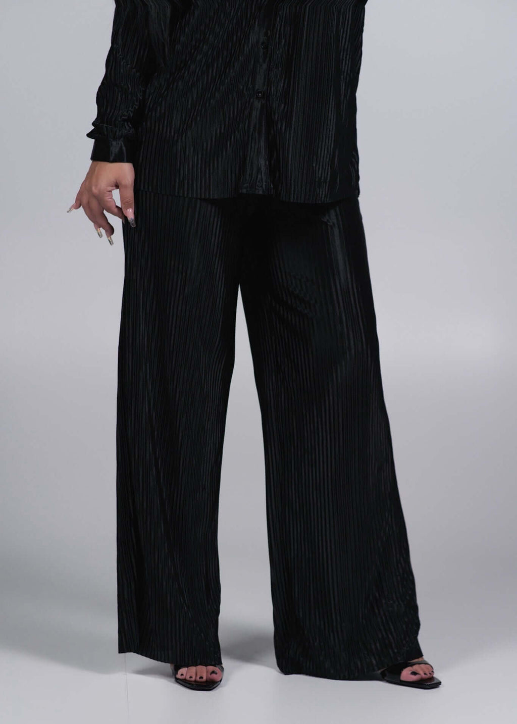 Compleu satinat plisat 2 piese ALLURE, pantalon larg negru cu efect lucios pentru ținute elegante de seară