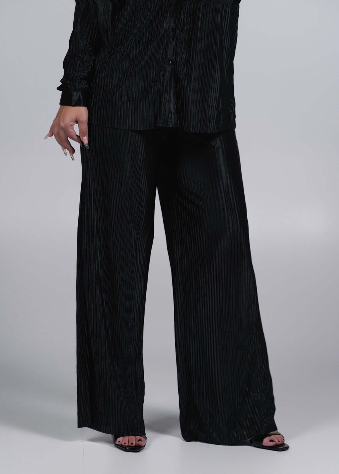 Compleu satinat plisat 2 piese ALLURE, pantalon larg negru cu efect lucios pentru ținute elegante de seară