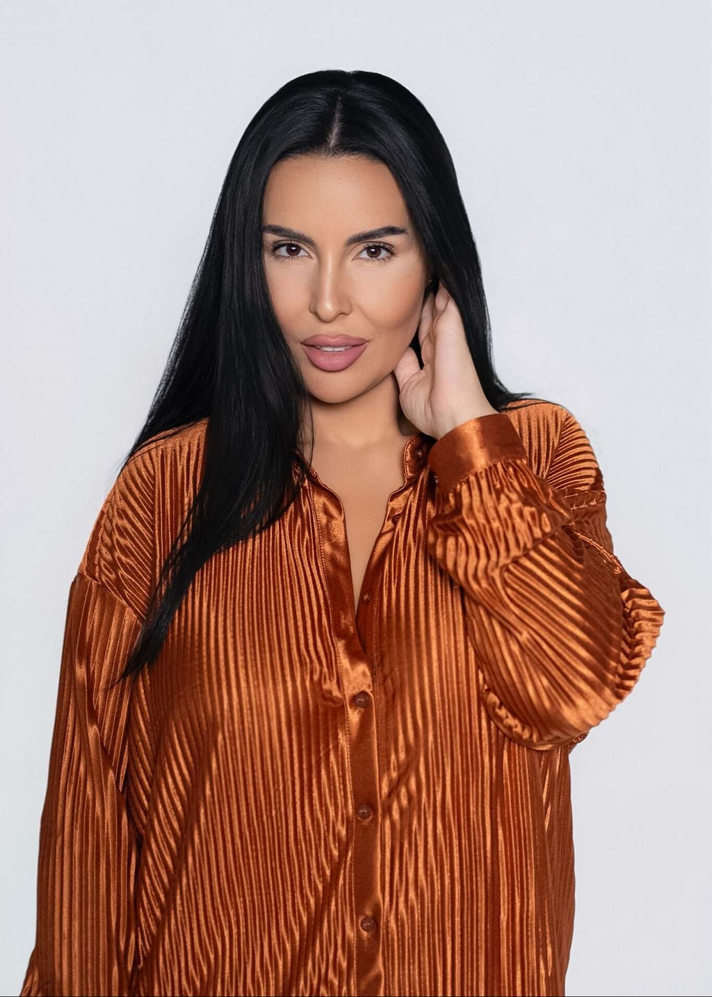 Compleu satinat plisat ALLURE din două piese, cămașă cu efect lucios bronz, material premium, ideal pentru ținute elegante