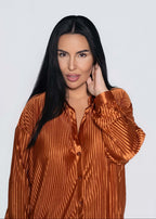 Compleu satinat plisat ALLURE din două piese, cămașă cu efect lucios bronz, material premium, ideal pentru ținute elegante