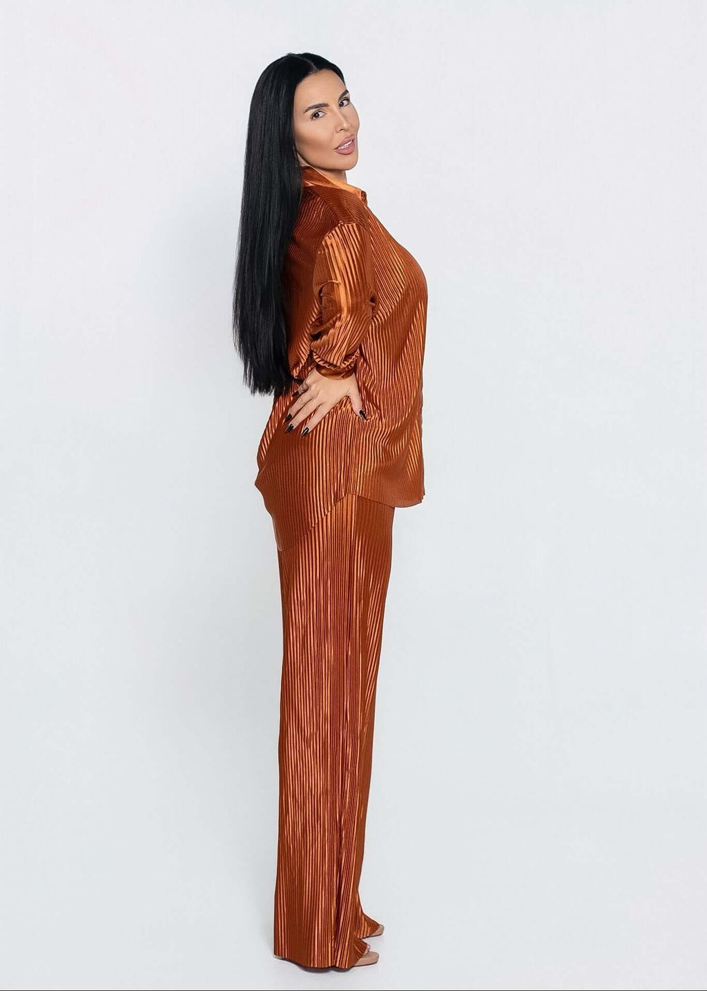 Compleu satinat plisat 2 piese ALLURE cu efect lucios, nuanță cupru, purtat de model văzut din profil