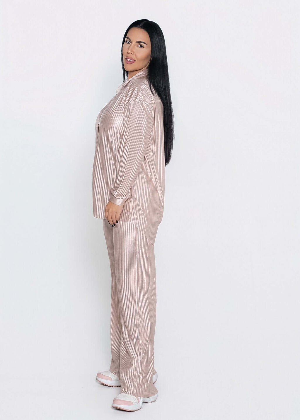 Compleu satinat plisat 2 piese ALLURE, pantalon și cămașă bej lucioasă, ținută eleganță lejeră pentru femei