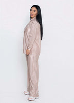 Compleu satinat plisat 2 piese ALLURE, pantalon și cămașă bej lucioasă, ținută eleganță lejeră pentru femei