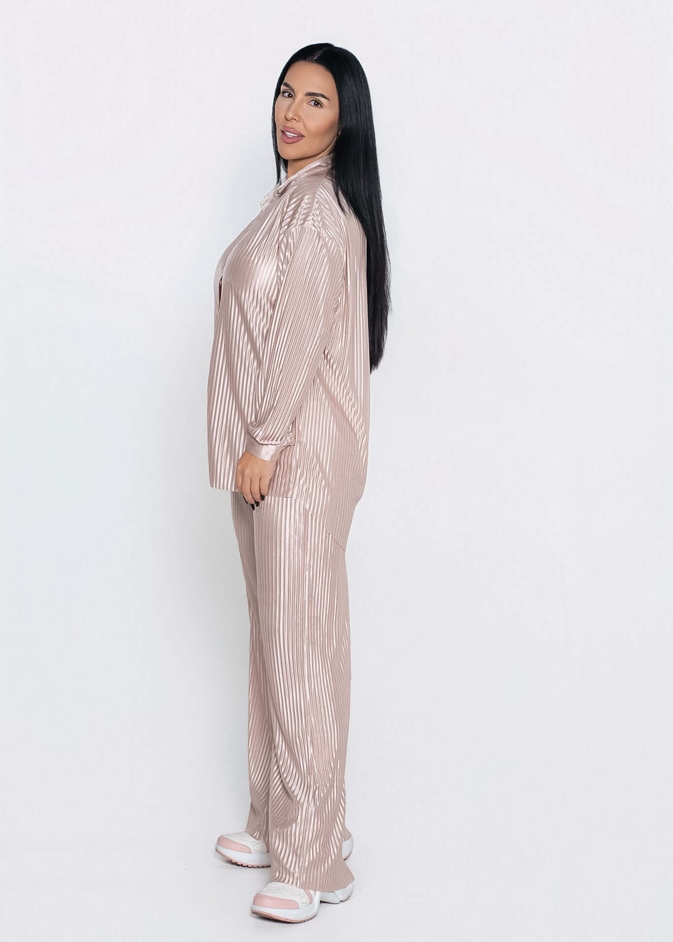 Compleu satinat plisat 2 piese ALLURE, pantalon și cămașă bej lucioasă, ținută eleganță lejeră pentru femei