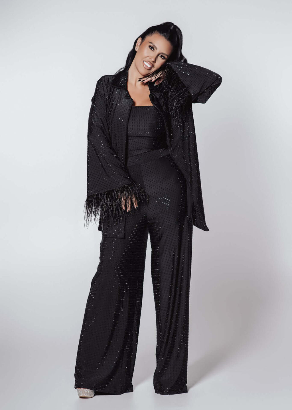 Compleu Bling Miray negru, set 3 piese lycra cu cristale, bustieră, pantaloni evazați și mantou elegant