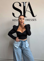 Top AURA din stofă elastică, croială tip corset cu push-up natural, purtat cu jeanși largi, fundal logo SIA House of Dresses