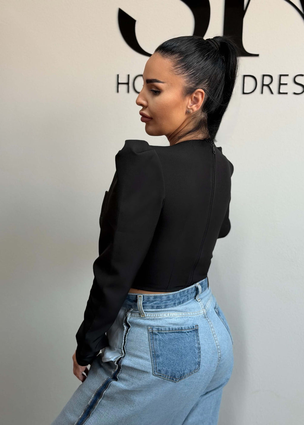 Top din stofă elastică tip corset „AURA”, negru, cu push-up natural, purtat cu blugi talie înaltă, vedere din spate