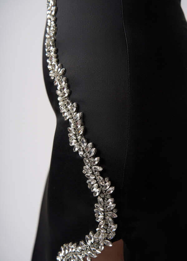 Rochie Black Beauty din satin cu șirag de ștrasuri argintii Sia House pentru femei elegante