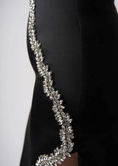 Rochie Black Beauty din satin cu șirag de ștrasuri argintii Sia House pentru femei elegante