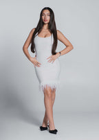 Rochie Bling Charm scurta din lycra alba cu cristale si pene, design bodycon, purtata de model pe fundal gri