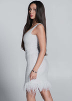 Rochie Bling Charm scurta, bodycon din lycra alba cu cristale si pene, rochie mini eleganta de seara