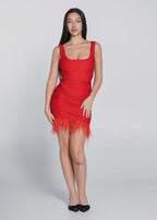 Rochie Bling Charm scurta rosie din lycra, bodycon, cu cristale aplicate si pene la tiv, prezentata pe model in picioare