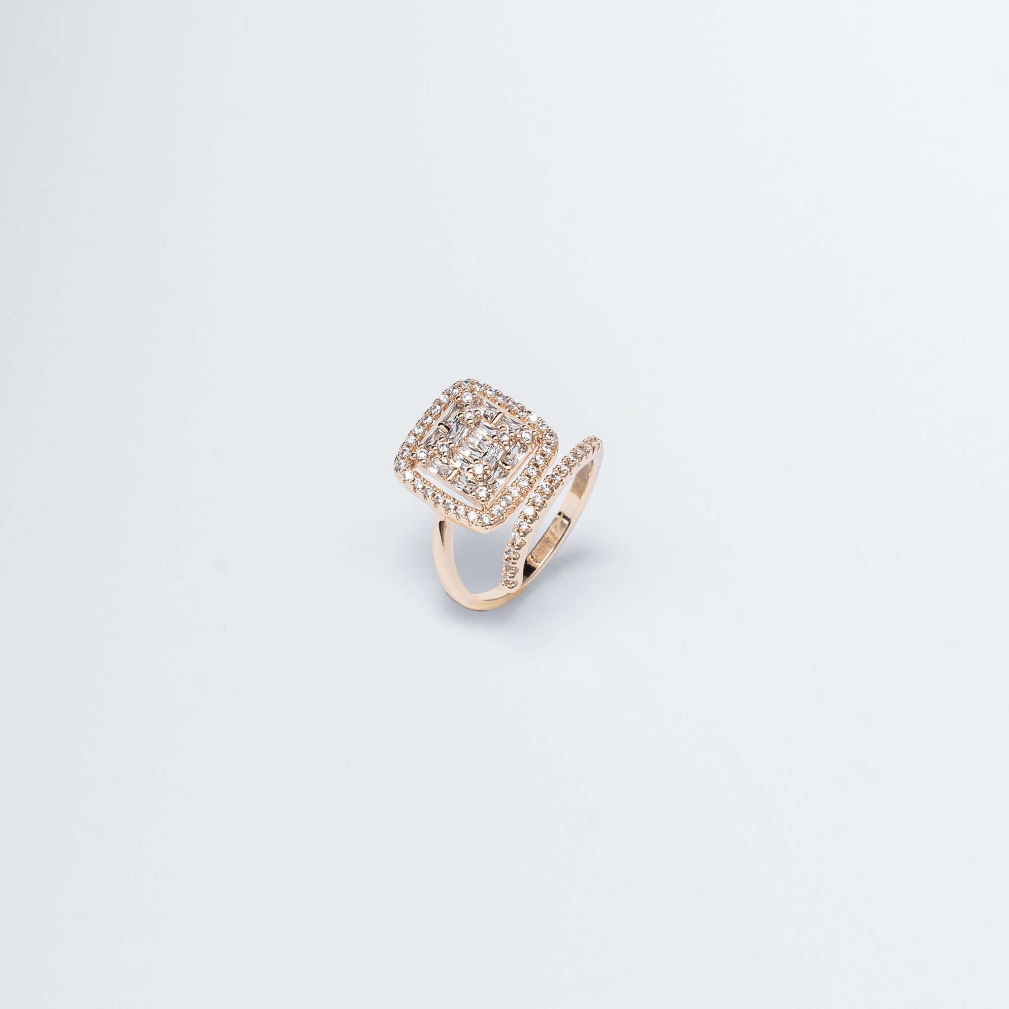 Inel auriu cu patrat pavé de microcristale stralucitoare, design elegant si modern, accent de rafinament.