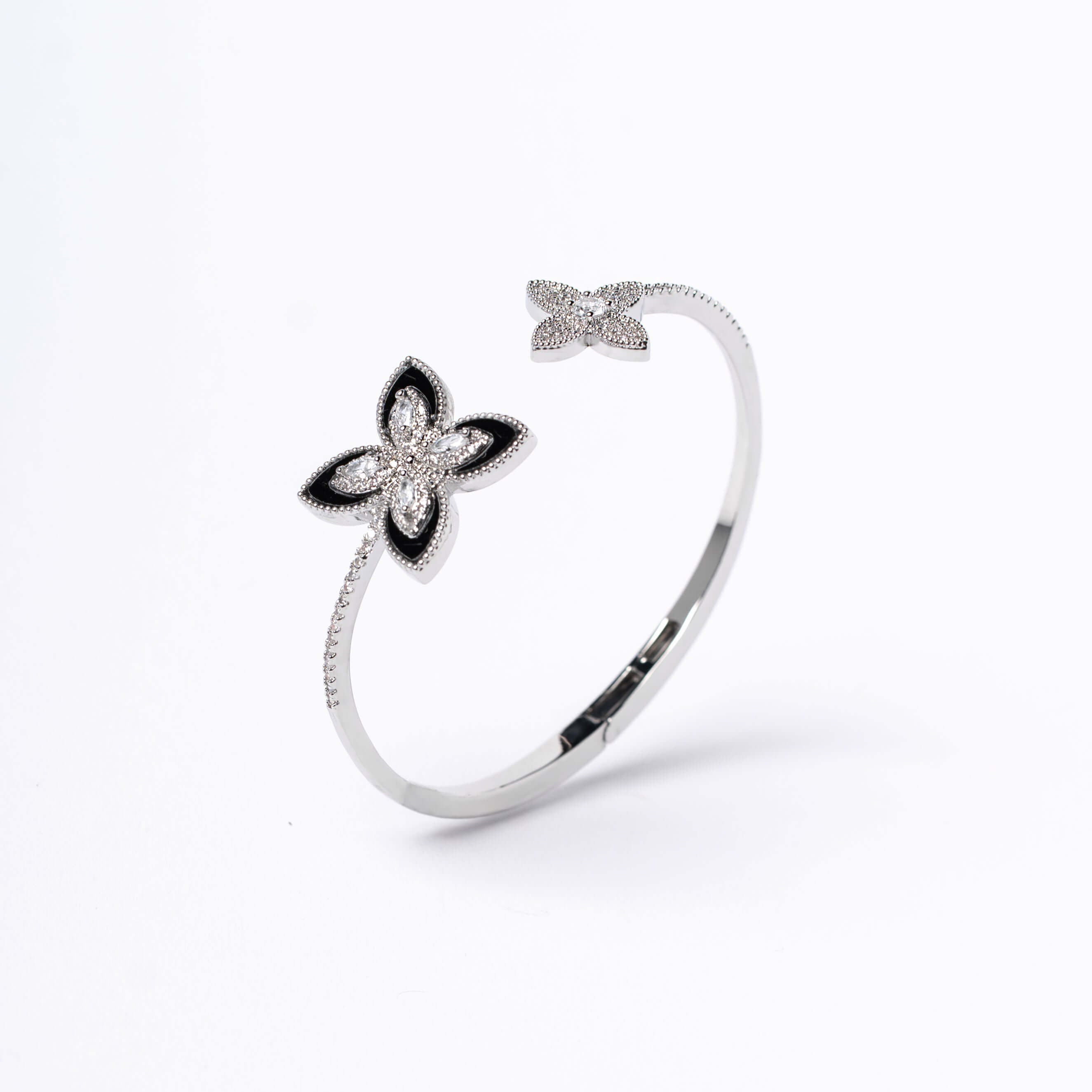 Brățară Floral Embrace cu motive florale de lux, detalii negre lucioase și microcristale strălucitoare.