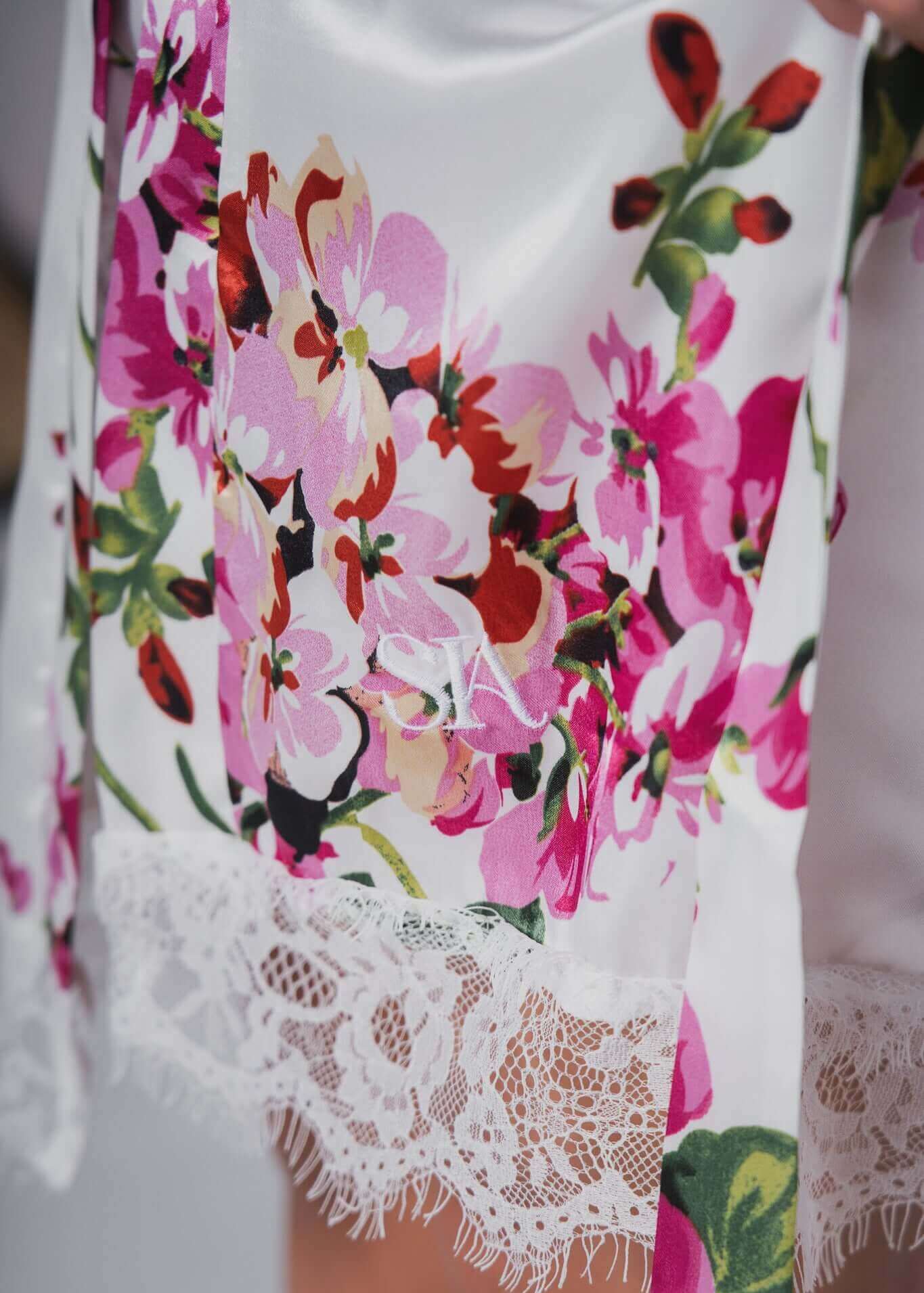 3-piece pajama set with lace and satin – top, shorts and robe Secondary image