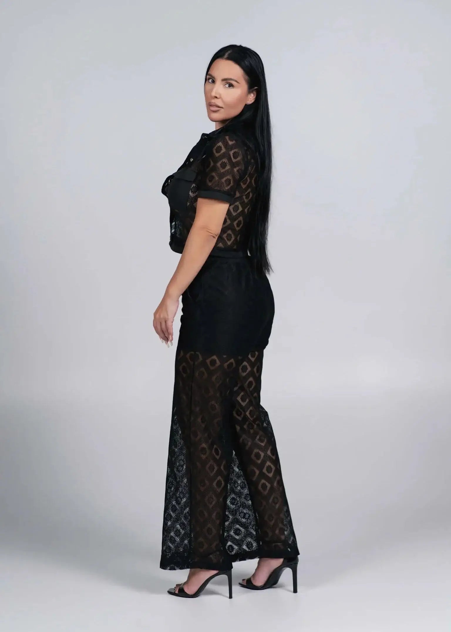 Alt Tag: Costum ESSENCE din dantelă geometrică neagră, cămașă cropped și pantaloni wide leg, ținută elegantă modernă