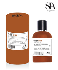 Parfum Crush Burn de la SIA, prezentat alături de ambalajul său elegant brun, 100ml. Ideal pentru o semnătură olfactivă îndrăzneață.