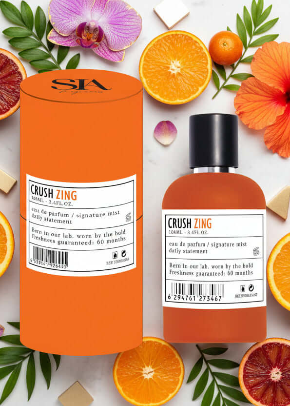 CRUSH ZING Apa de parfum exotic fructat floral 100ml, sticlă portocalie cu ambalaj cilindric, portocale și orhidee tropicale în fundal