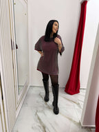 Model poartă tricou SIA Sclifo Tee Dual luxury oversized cu plasă cristalizată, asortat cu cizme înalte, interior showroom fashion