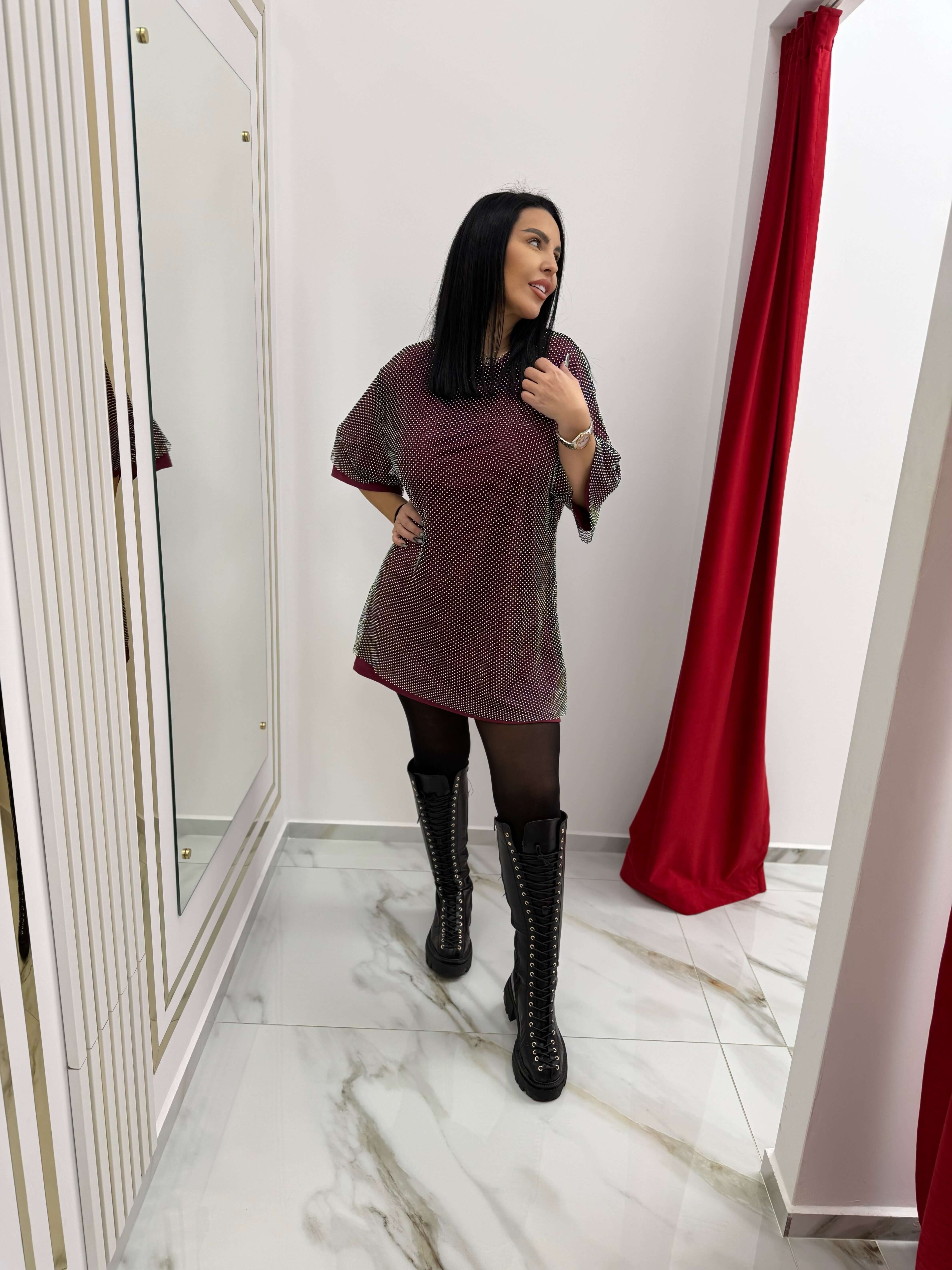 Model poartă tricou SIA Sclifo Tee Dual luxury oversized cu plasă cristalizată, asortat cu cizme înalte, interior showroom fashion