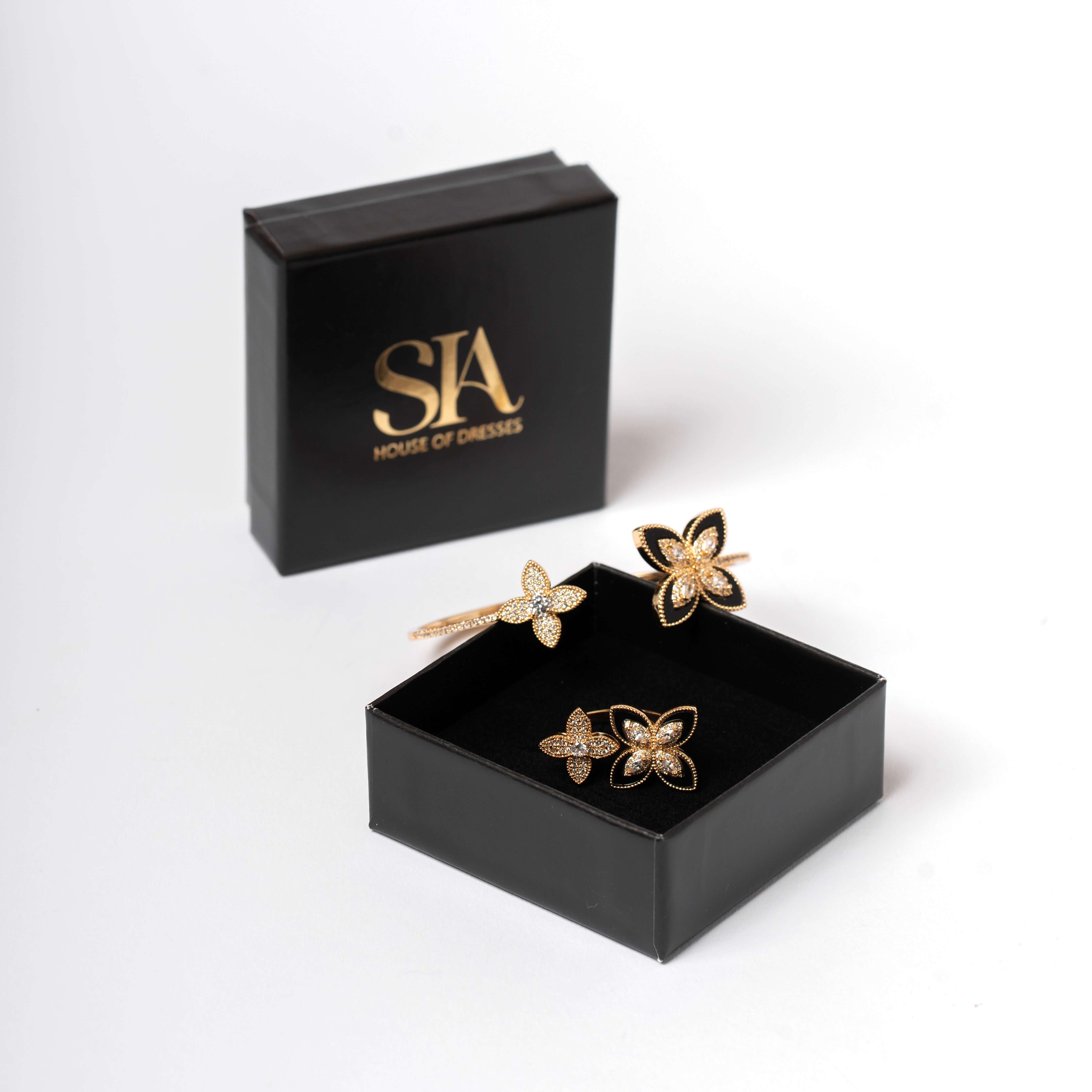 Set brățară și inel floral "Floral Embrace" SIA, cu motive florale și microcristale, cutie elegantă neagră.
