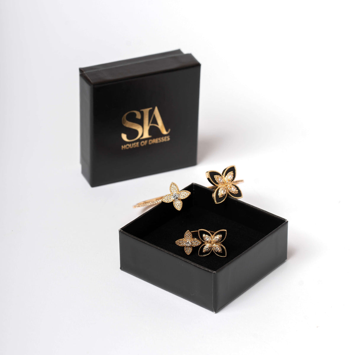 Set brățară și inel floral "Floral Embrace" SIA, cu motive florale și microcristale, cutie elegantă neagră.