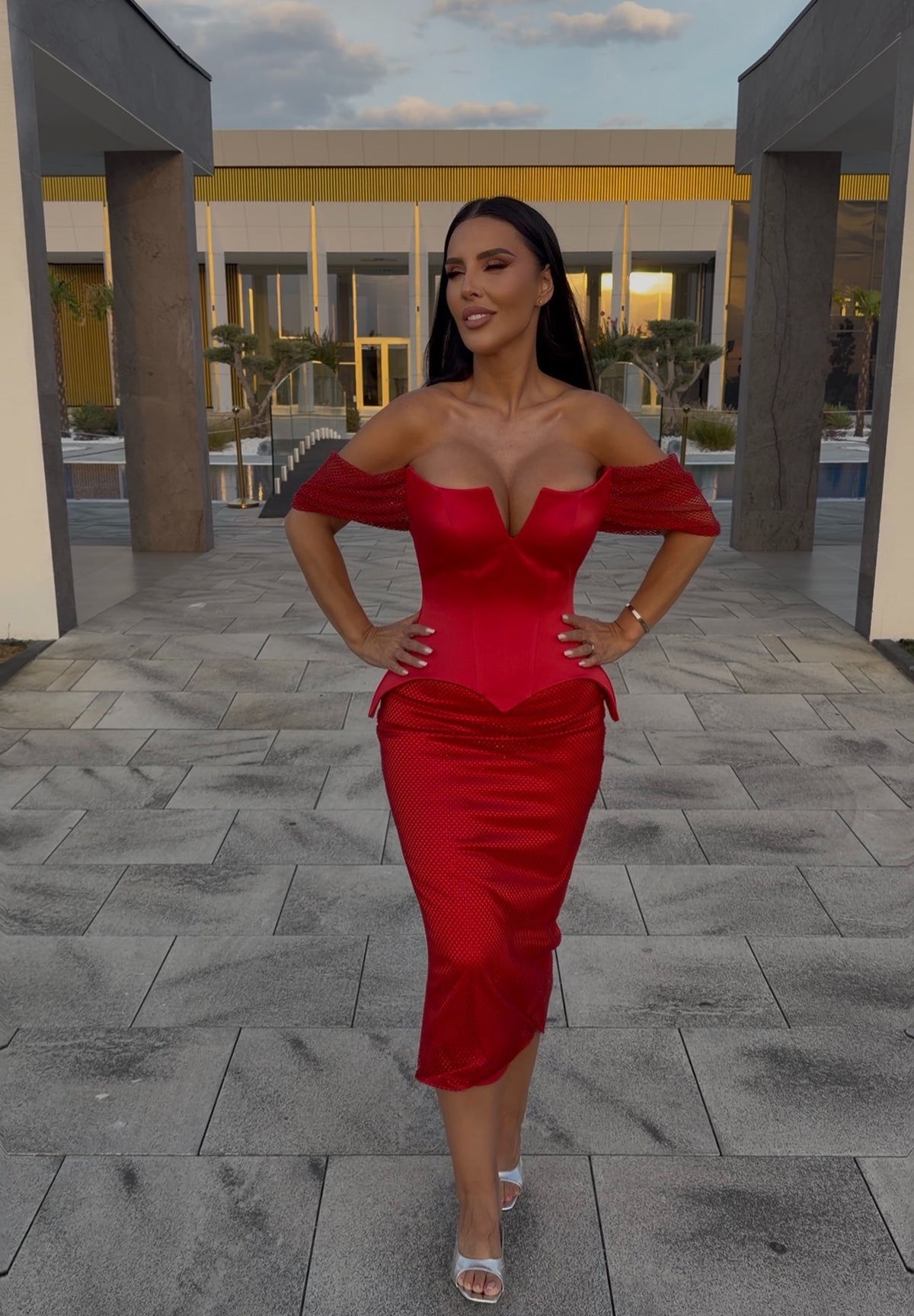 Domina – Rochie midi cu corset din tafta și plasă cu cristale Main image