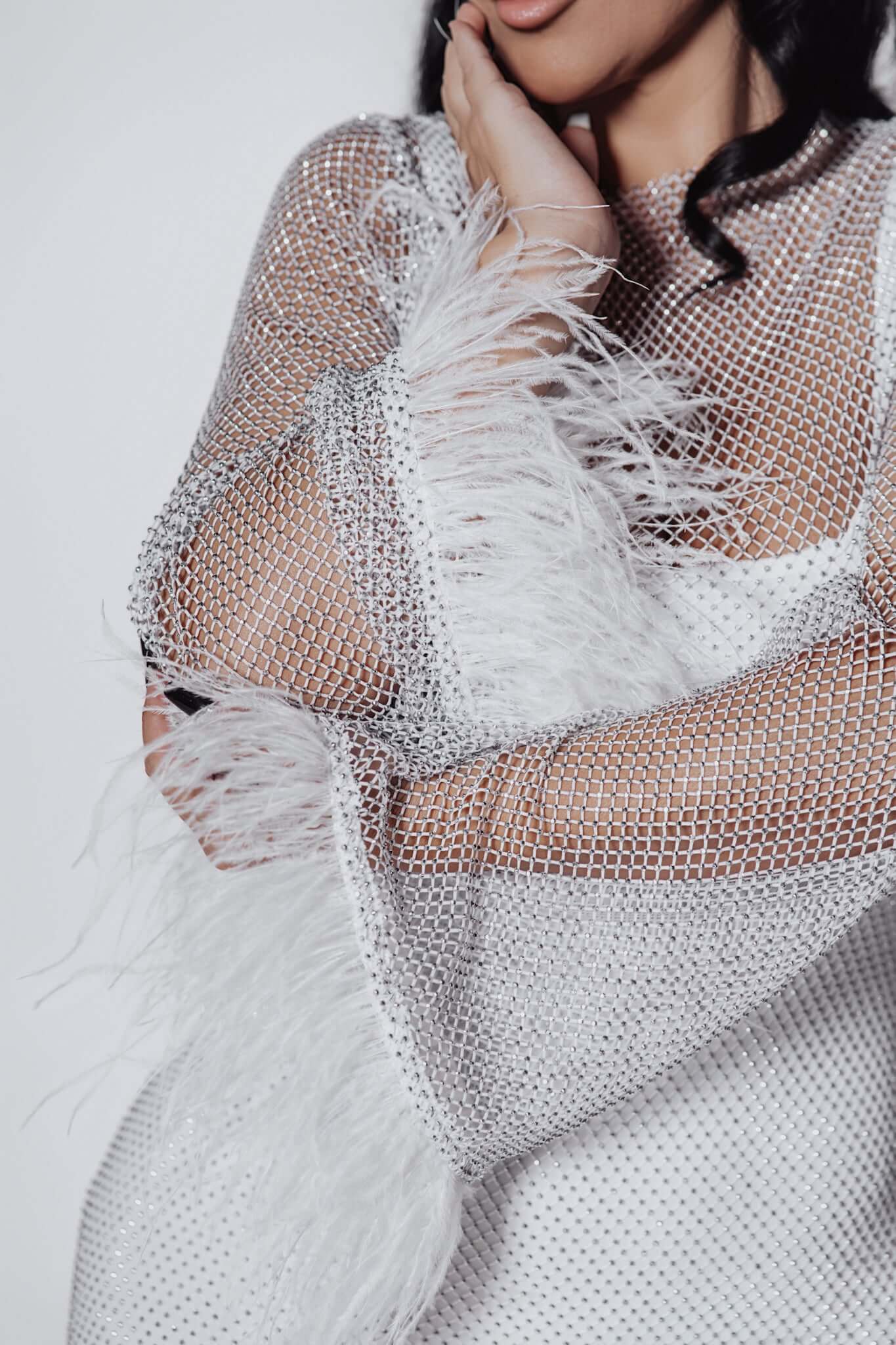 Rochie plasă cu cristale și mâneci decorate cu pene, Bling Diva scurtă, detaliu textură și design elegant.