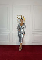Rochie SIA Eclipse Desire, rochie midi elegantă argintie cu paiete reversibile, purtată pe covor roșu la eveniment SIA House of Fashion