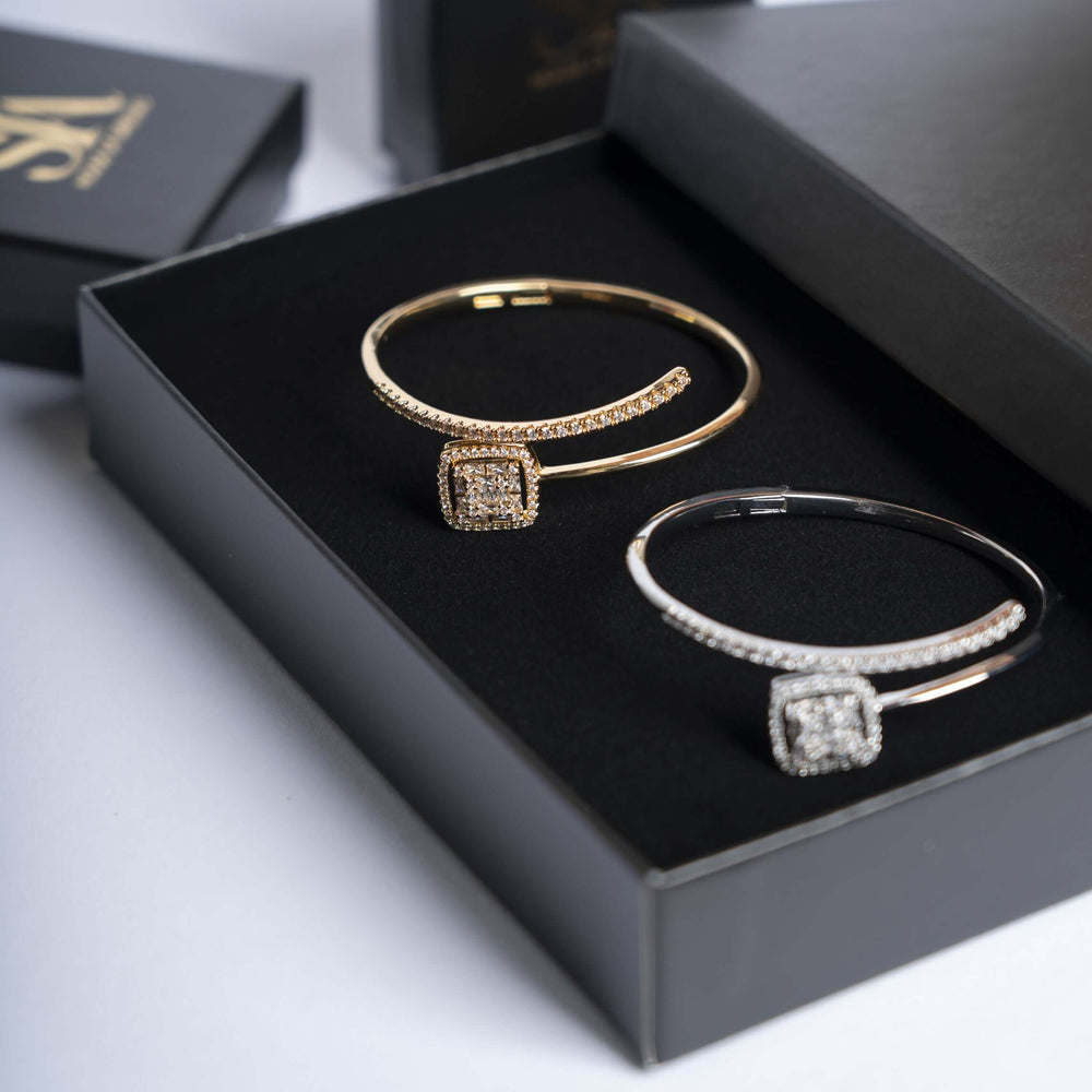 Set bratara si inel auriu/argintiu cu patrat stralucitor, rafinament modern perfect pentru cadou, prezentat in cutie eleganta.