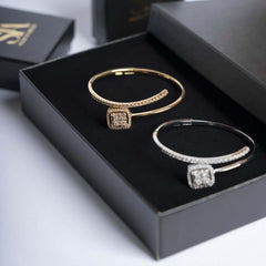 Set bratara si inel auriu/argintiu cu patrat stralucitor, rafinament modern perfect pentru cadou, prezentat in cutie eleganta.