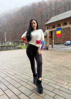 Colanti modelatori lycra premium FANCY negri, purtați outdoor, ținută casual de iarnă în fața unei porți tradiționale românești