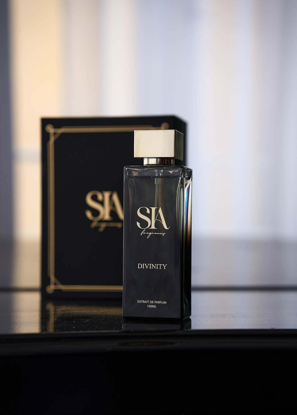 Extract de Parfum Sia Fragrances Divinity, parfum feminin luminos și rafinat, sticlă elegantă pe fundal sofisticat