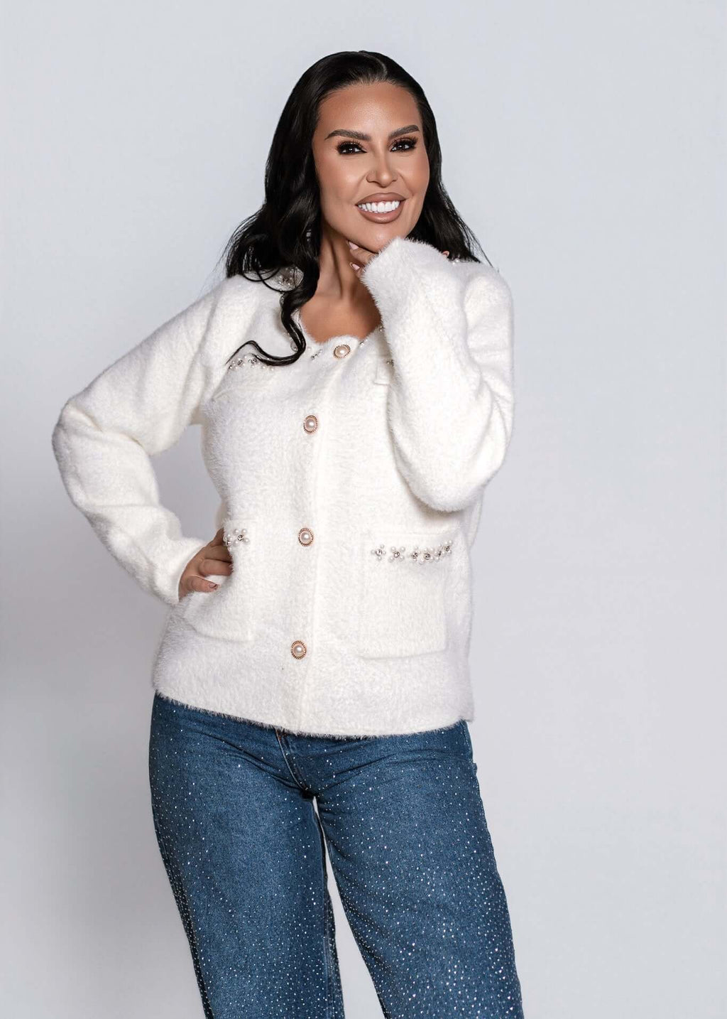 Cardigan „PEARL GLOW” alb, textură moale tip boucle cu perle și cristale, purtat cu blugi eleganți