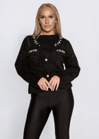 Cardigan „PEARL GLOW” negru, textură moale boucle, cu perle și cristale aplicate manual, purtat cu pantaloni negri eleganți