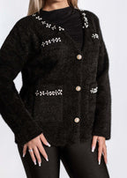 Cardigan PEARL GLOW negru, textură moale boucle, cu perle și cristale aplicate manual pe decolteu și buzunare