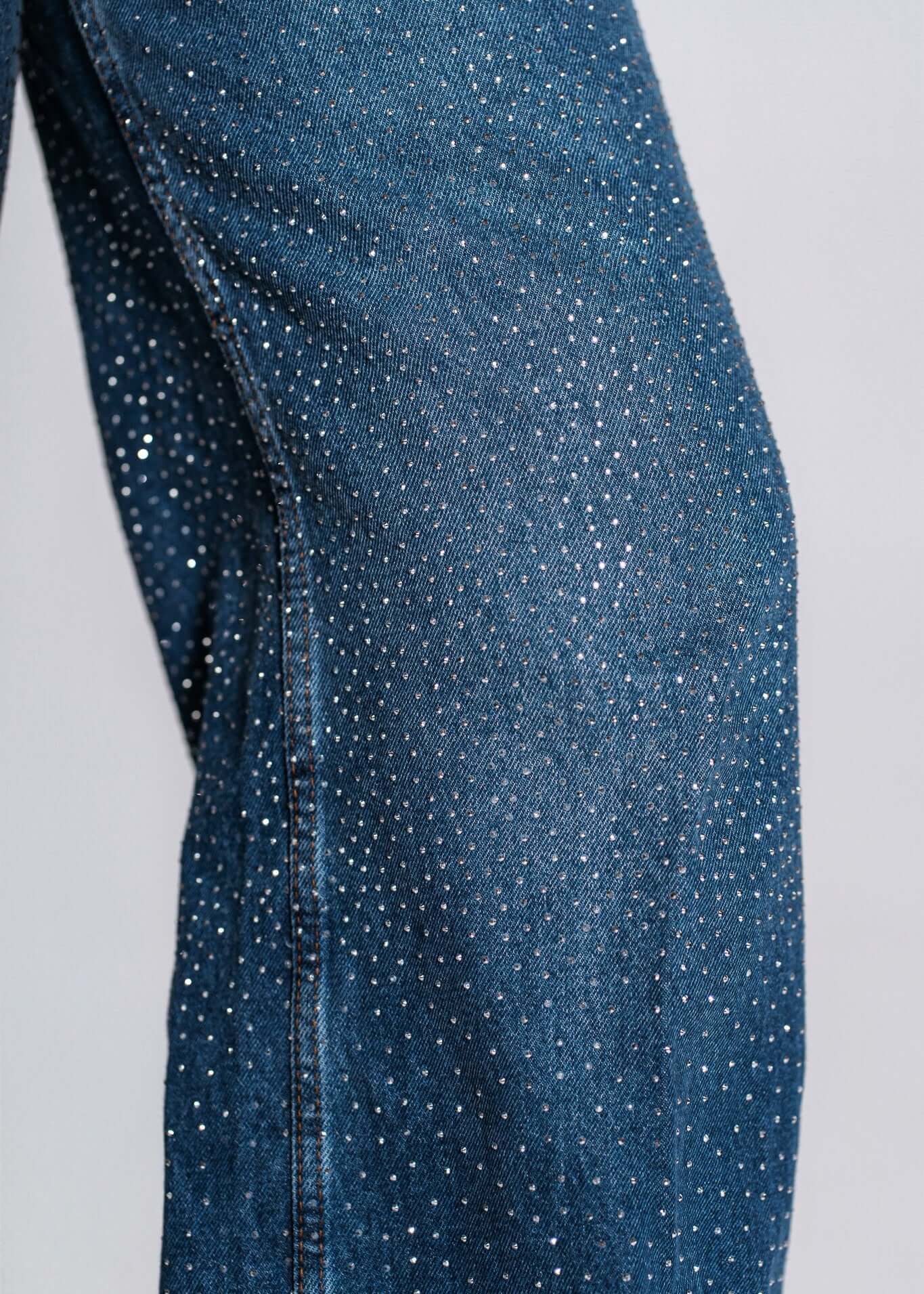 Blugi talie înaltă cu cristale strălucitoare, denim albastru ușor evazat, detaliu lateral pentru outfituri glam casual