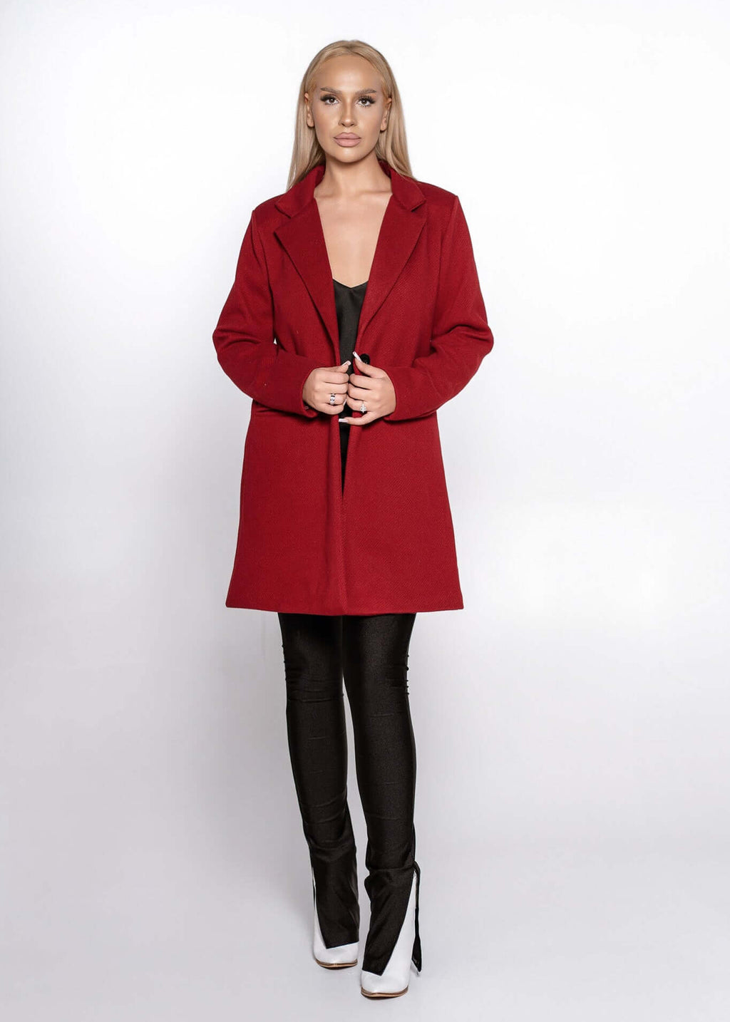 Palton roșu SIA „TIMELESS COAT” din stofă densă cu textură moale, croială dreaptă, purtat peste ținută elegantă