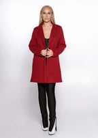 Palton roșu SIA „TIMELESS COAT” din stofă densă cu textură moale, croială dreaptă, purtat peste ținută elegantă