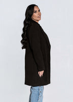 Palton SIA Timeless Coat din stofă densă, textură moale, croială dreaptă, negru, purtat cu blugi albaștri, vedere laterală