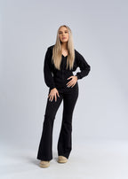 Alt Tag: hanorac cropped negru cu fermoar și glugă, purtat de model, stil casual feminin