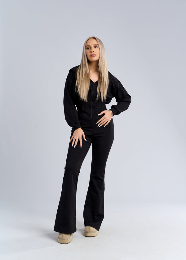 Alt Tag: hanorac cropped negru cu fermoar și glugă, purtat de model, stil casual feminin