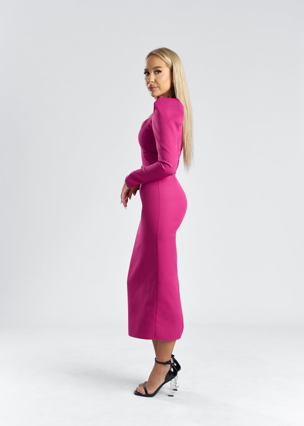 Rochie midi cu umeri accentuați în nuanță roz, talie accesorizată, model SIA Crystal Aura.