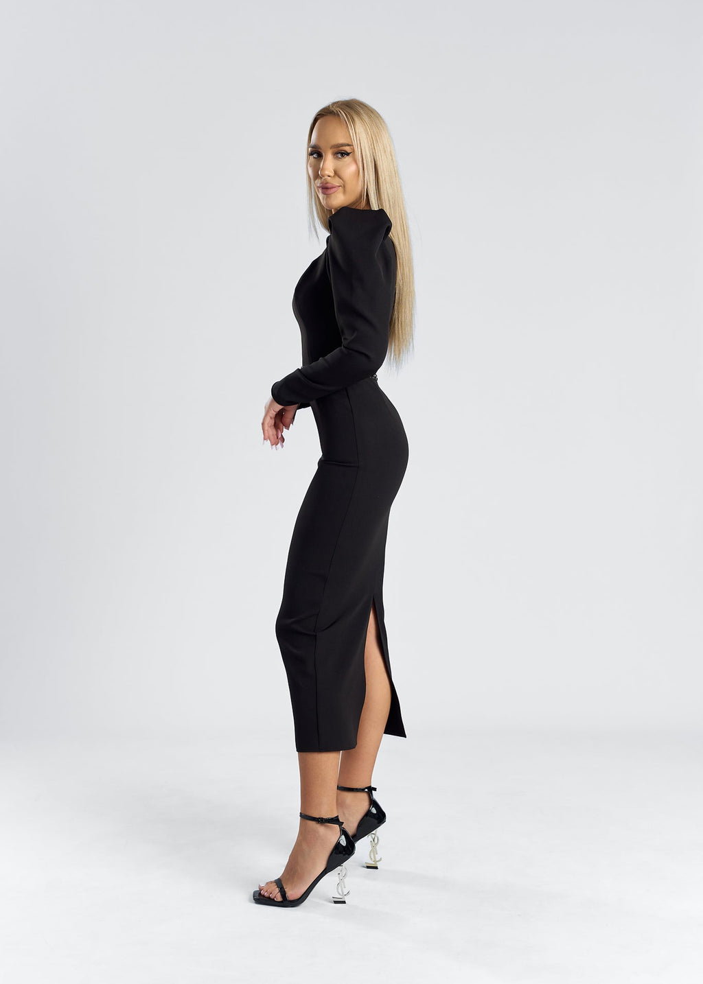 Rochie midi cu umeri accentuați, talie accesorizată, model SIA Crystal Aura, elegantă și modernă.