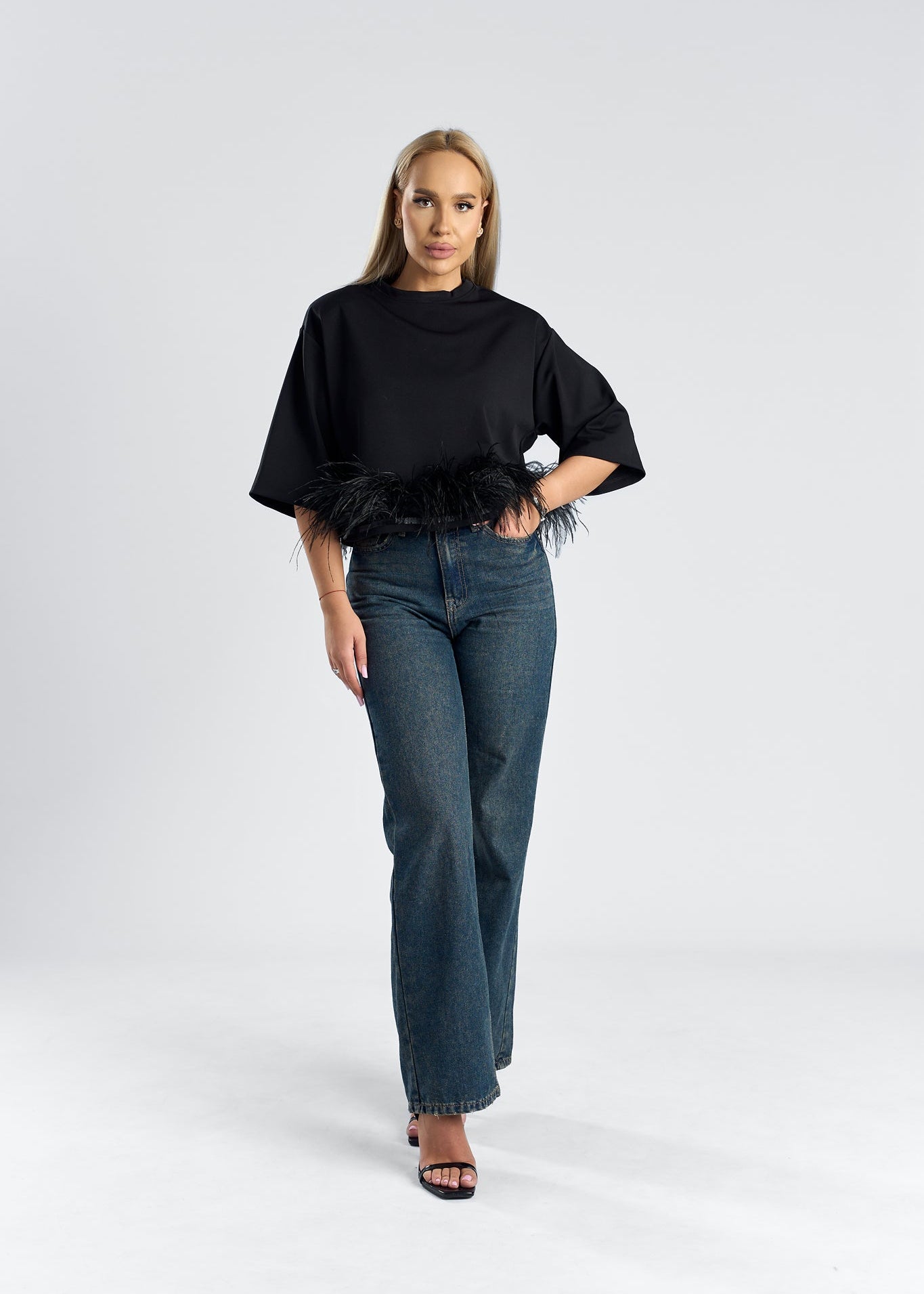 Tricou mini oversized cu detalii din pene, pliuri elegante, perfect pentru un look stylish. Main image